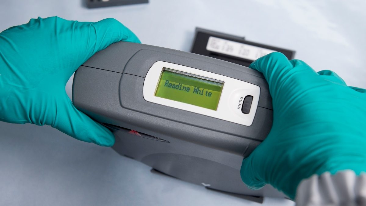 It is an easy-to-use digital spectrophotometer.